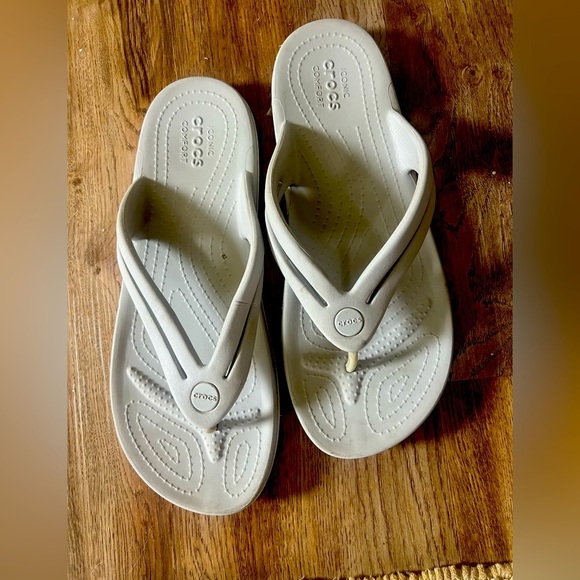Crocs, iconic comfort, flip-flops, gray women’s 9 very good condition - Picture 3 of 10